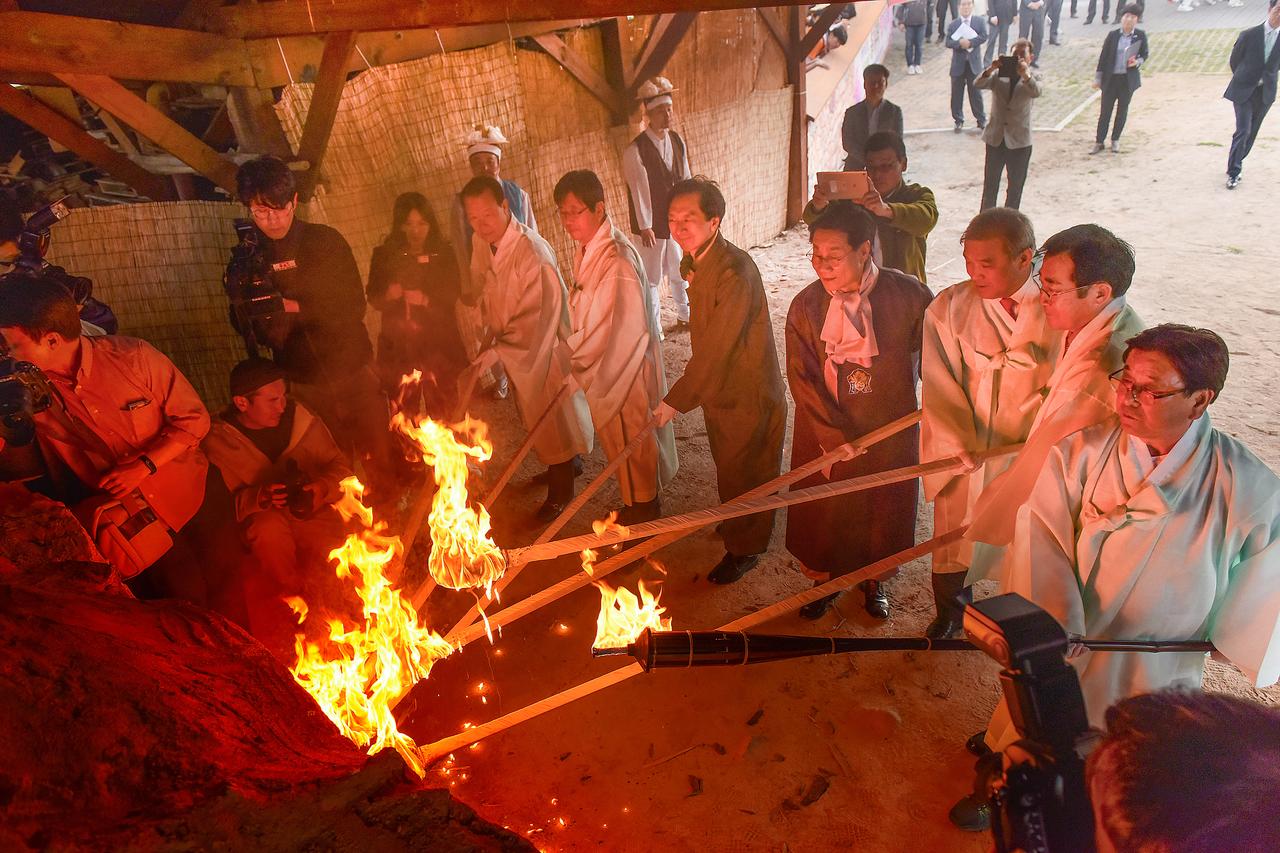 2_역순_포토갤러리_14페이지_2018 옹기축제 점화식 1.jpg
